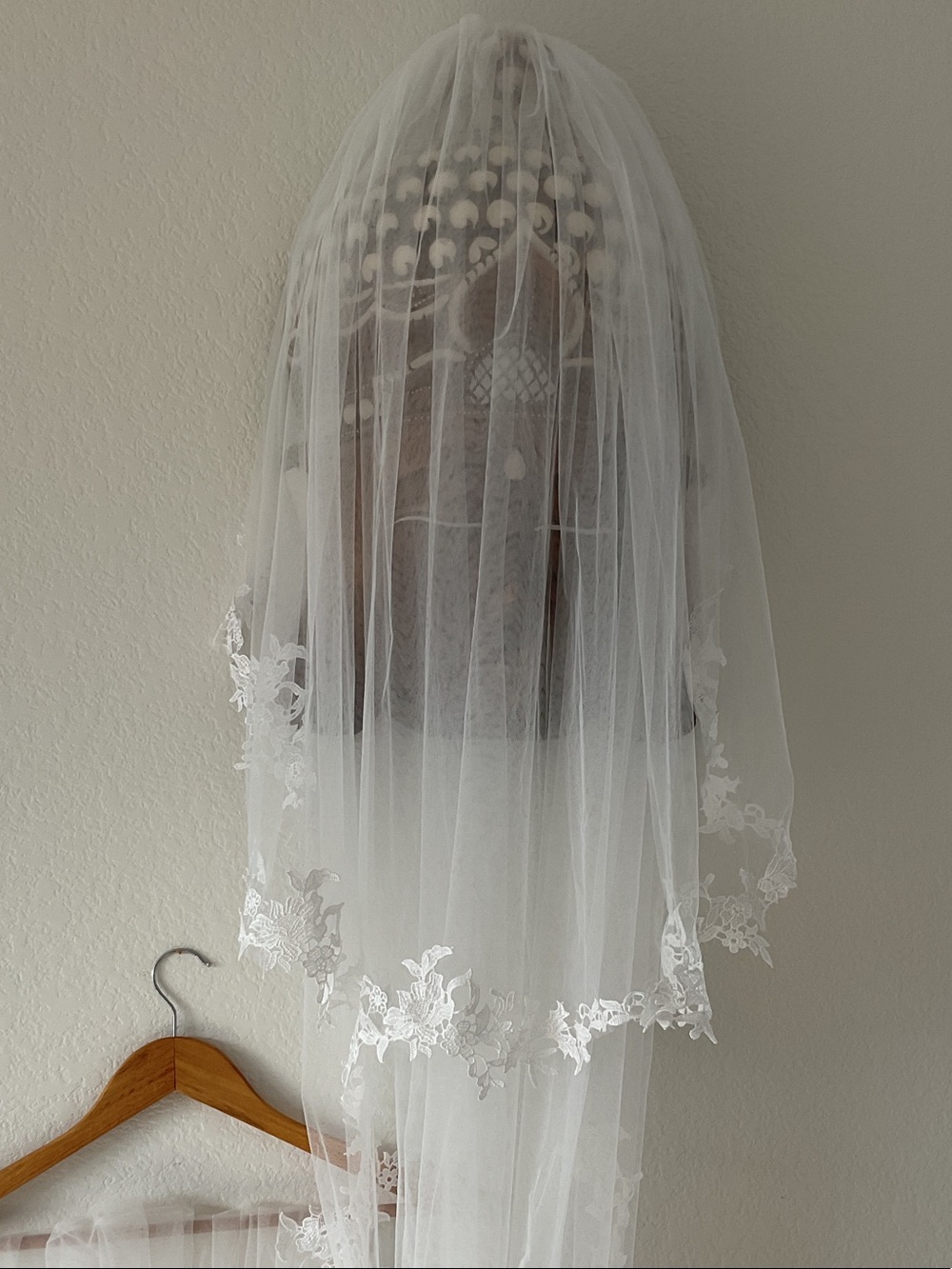 Stunning 2-Tier Lace-Trim Chapel / Cathedral Bridal Veil with Floral Appliqué - Picture 4 of 11